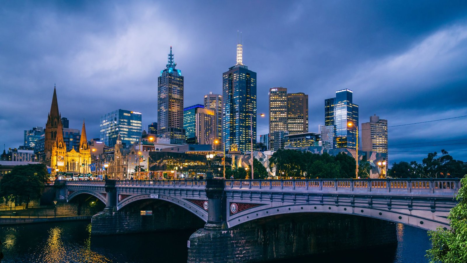 Book Flights and Hotels in Melbourne with Flyvoye